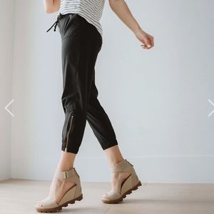 Albion Size S Petite (cropped) black jetsetters